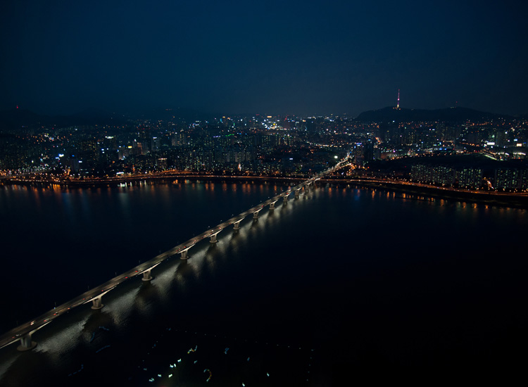 il Ponte Wonhyo, sul fiume Han, visto dal grattacielo 63 City